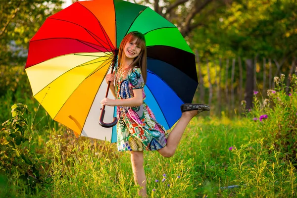 Caminhada Menina Feliz Com Guarda Chuva Multicolorido Sob Chuva Verão — Fotografia de Stock