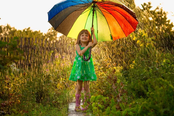 Caminhada Menina Feliz Com Guarda Chuva Multicolorido Sob Chuva Verão — Fotografia de Stock