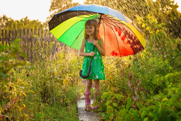 Šťastné Dítě Dívka Chodit Vícebarevné Deštník Pod Letní Déšť — Stock fotografie