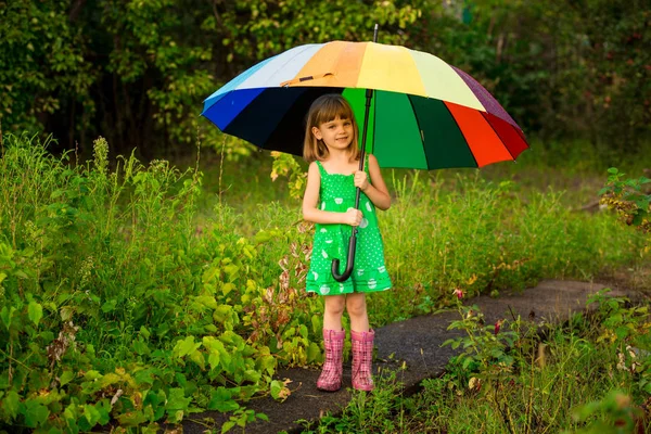 Caminhada Menina Feliz Com Guarda Chuva Multicolorido Sob Chuva Verão — Fotografia de Stock