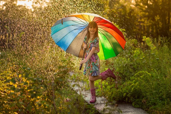 Caminhada Menina Feliz Com Guarda Chuva Multicolorido Sob Chuva Verão — Fotografia de Stock