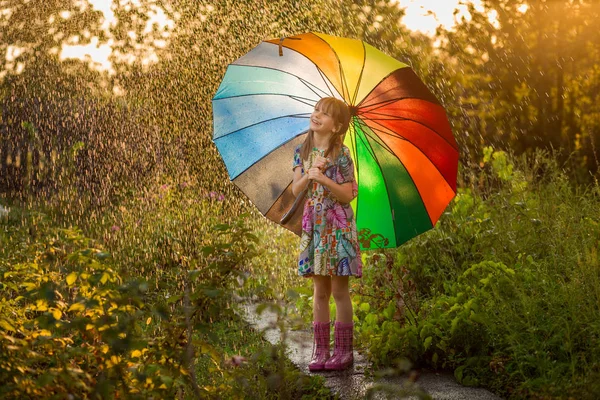 Caminhada Menina Feliz Com Guarda Chuva Multicolorido Sob Chuva Verão — Fotografia de Stock