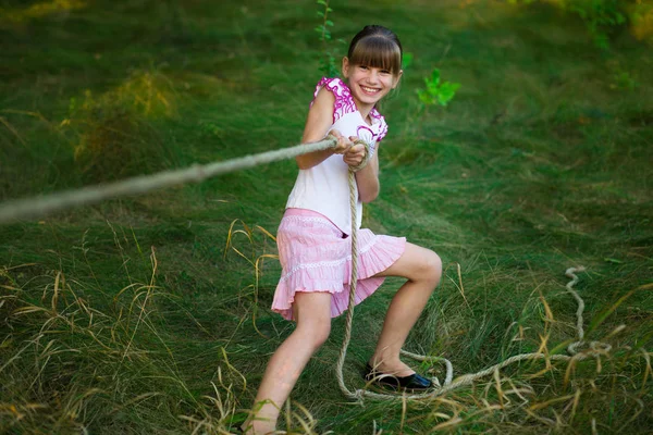 Σπορ Κορίτσι Διελκυστίνδα Ανταγωνισμού Στις Καλοκαιρινές Διακοπές — Φωτογραφία Αρχείου