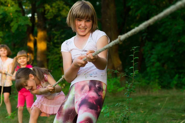 Groupe Enfants Heureux Jouant Remorqueur Guerre Extérieur Sur Herbe Les — Photo