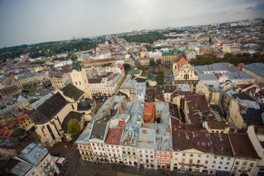 Havadan görünümü arka plan üzerinde yağmurlu bulutlar ile eski Avrupa şehri