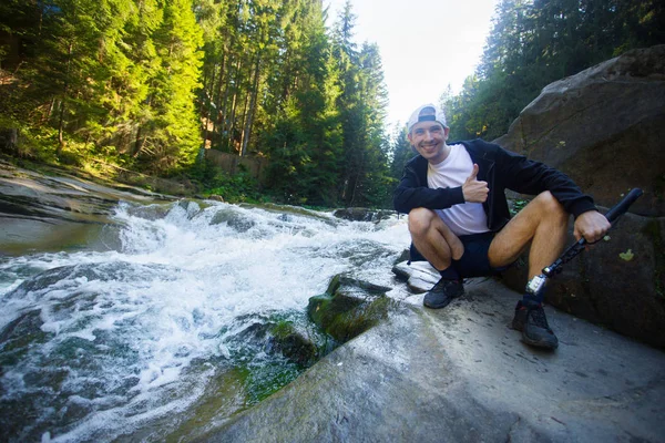 Joven Caminar Cerca Río Rápido Medio Del Bosque — Foto de Stock