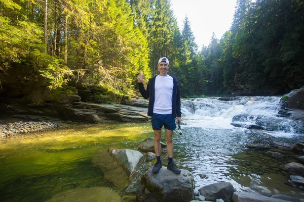 Jonge Man Wandeling Buurt Van Snelle Rivier Het Midden Van — Stockfoto