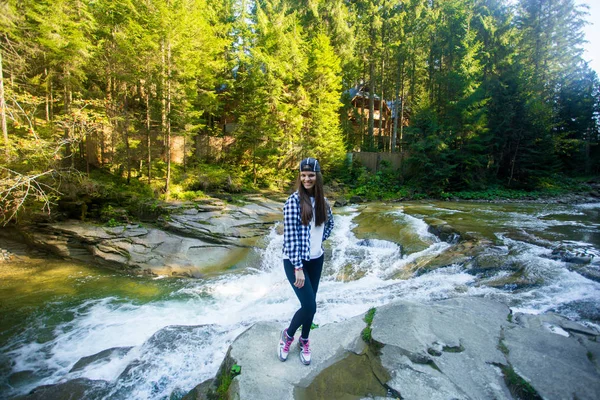 Jeune Femme Sur Bord Roche Près Rivière Rapide Milieu Forêt — Photo