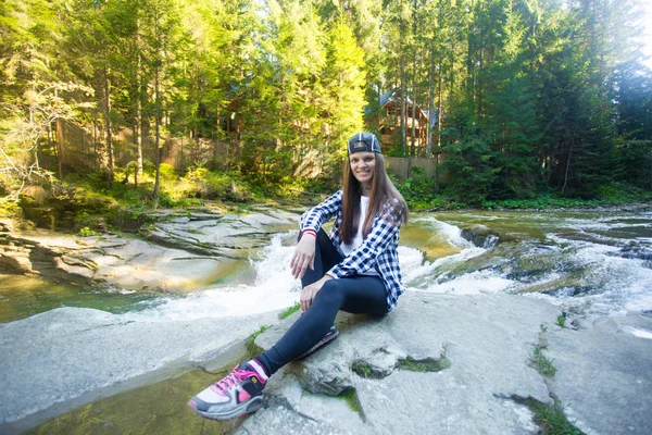 Jovem Mulher Borda Rocha Perto Rio Rápido Meio Floresta — Fotografia de Stock