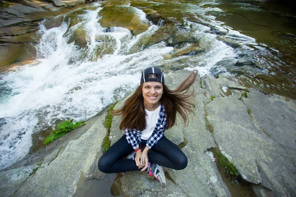 Jonge Vrouw Rand Van Rots Buurt Van Snelle Rivier Het — Stockfoto