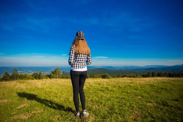 Joven Mujer Feliz Cima Colina Disfrutar Una Hermosa Vista Del —  Fotos de Stock