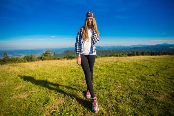 Gelukkig Jongedame Bovenop Heuvel Genieten Van Prachtig Uitzicht Hemel Bergen — Stockfoto