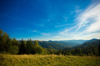 Güzel manzara mavi gökyüzü ile yaz dağların. Sonbahar dağ köyü panoramik manzarası