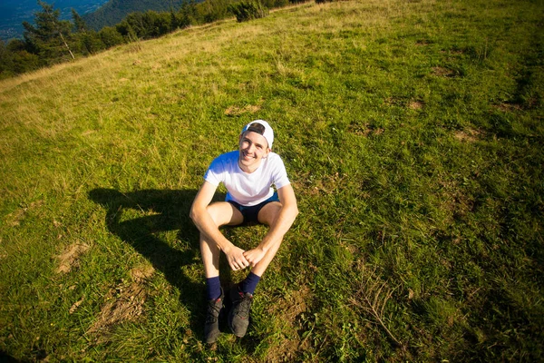 Hombre Excursionista Relajarse Cima Colina Admirar Hermosa Vista Del Valle —  Fotos de Stock