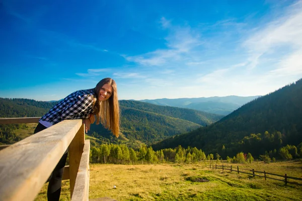 Mujer Joven Con Pelo Largo Cerca Terraza Madera Disfrutar Una — Foto de Stock