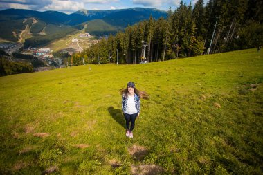 Uzun yürüyüşe çıkan kimse seyahat etmek sırt çantası ve şapka dağın zirvesinde. Seyahat kavramı.