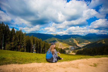 Sırt çantası dağın tepesinde uzun yürüyüşe çıkan kimse kadınla arkadan görünüm. Seyahat kavramı.
