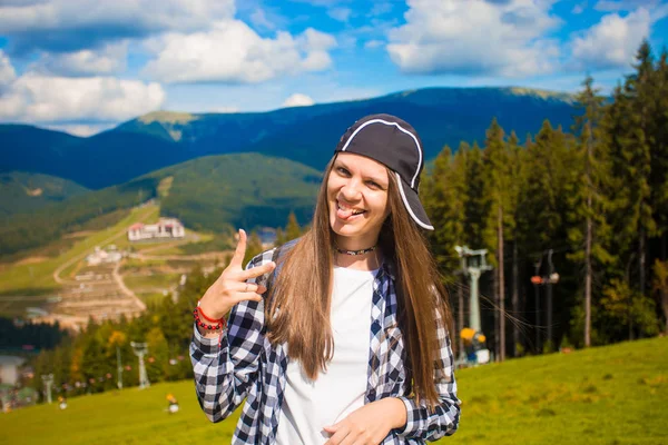 Mulher Turística Feliz Topo Das Montanhas Conceito Liberdade Felicidade — Fotografia de Stock