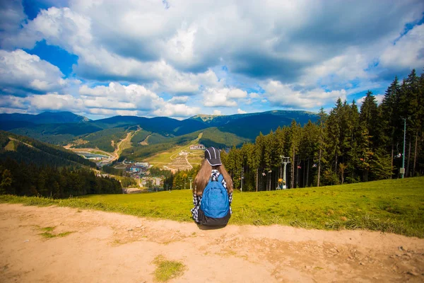 Vista Posteriore Della Donna Escursionista Con Zaino Cima Alla Montagna — Foto Stock