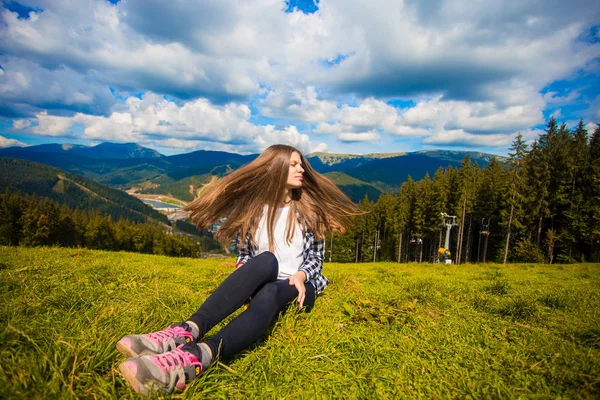 Happy Turistické Žena Překrýt Vlasy Vrcholu Hory Svobodu Štěstí Koncepce — Stock fotografie
