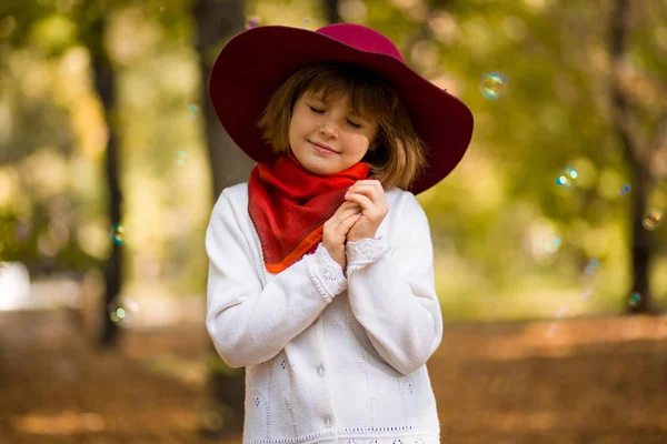 Adorable Petite Fille Chapeau Rouge Marche Dans Parc Beauté Automne — Photo