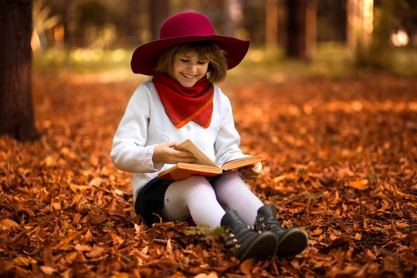 Linda Niña Leyó Libro Interesante Parque Otoño — Foto de Stock