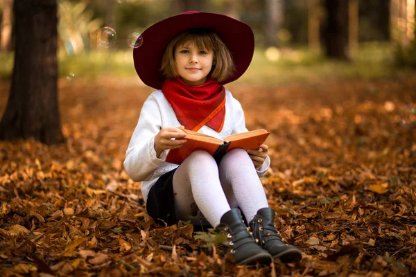 Linda Niña Leyó Libro Interesante Parque Otoño — Foto de Stock