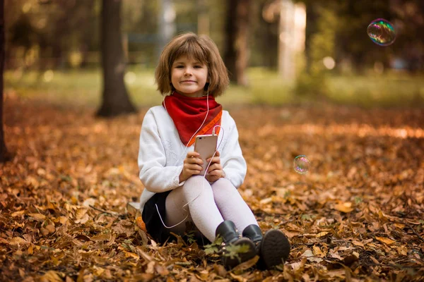 Joyeux Petite Fille Bavarder Sur Smartphone Communication Éducation École Technologie — Photo