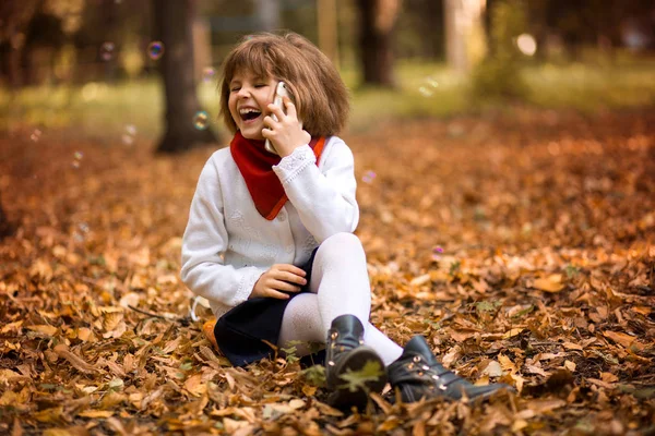 Elegante Bella Bambina Possesso Telefono Cellulare Gioia Parlare Concetto Tecnologico — Foto Stock