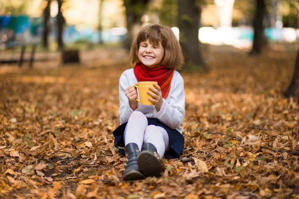 Szczęśliwy Dziewczynka Pije Gorącą Herbatę Jesień Parku Surround Żółty — Zdjęcie stockowe