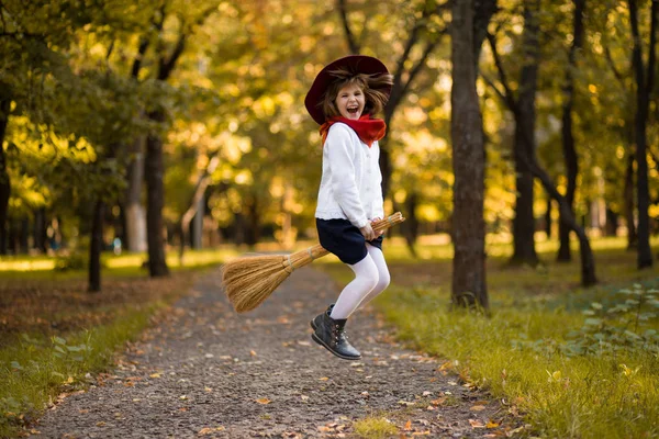 Zabawna Dziewczyna Trochę Leci Miotły Jesienny Park — Zdjęcie stockowe