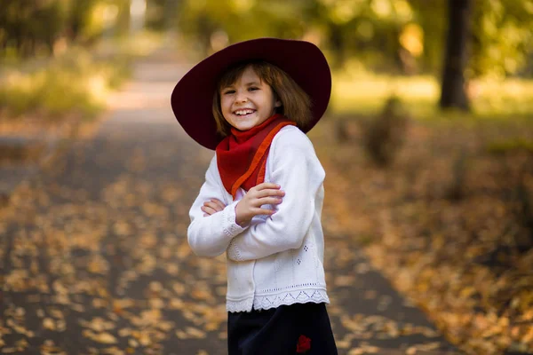 Schattig Klein Meisje Rode Hoed Lopen Herfst Schoonheid Park — Stockfoto