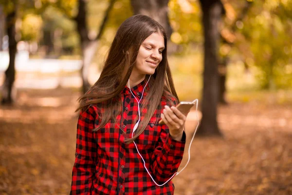 Chica Bonita Sosteniendo Teléfono Escuchando Música Con Sus Auriculares Parque — Foto de Stock