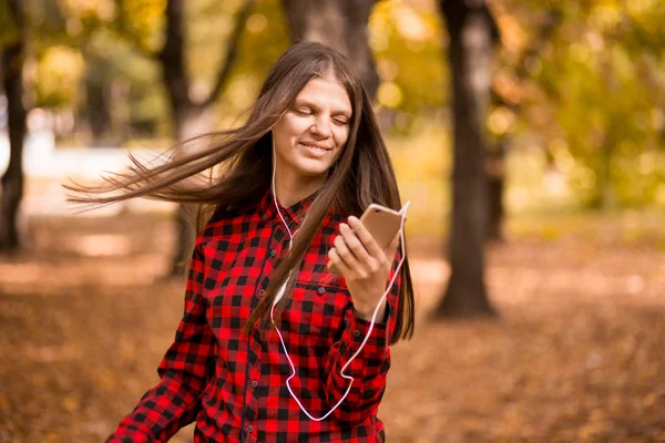 Chica Bonita Sosteniendo Teléfono Escuchando Música Con Sus Auriculares Parque — Foto de Stock