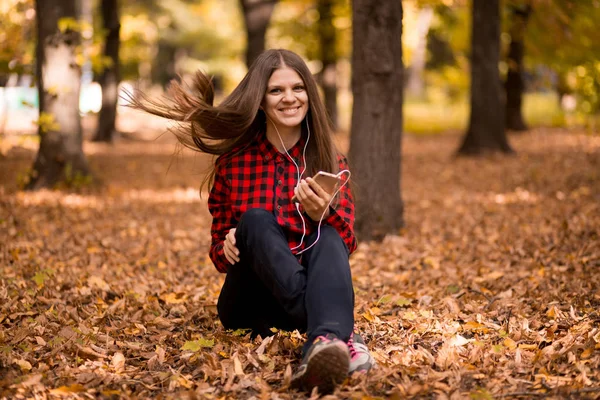 Mooi Meisje Bedrijf Telefoon Luisteren Muziek Met Haar Koptelefoon Herfst — Stockfoto