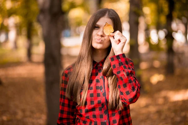 Portret Van Vrolijke Jonge Vrouw Met Herfstbladeren — Stockfoto