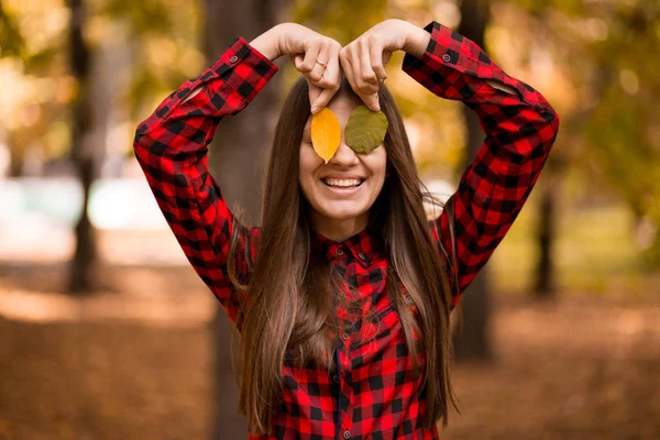 Portret Pogodnej Młodej Kobiety Jesiennymi Liśćmi — Zdjęcie stockowe