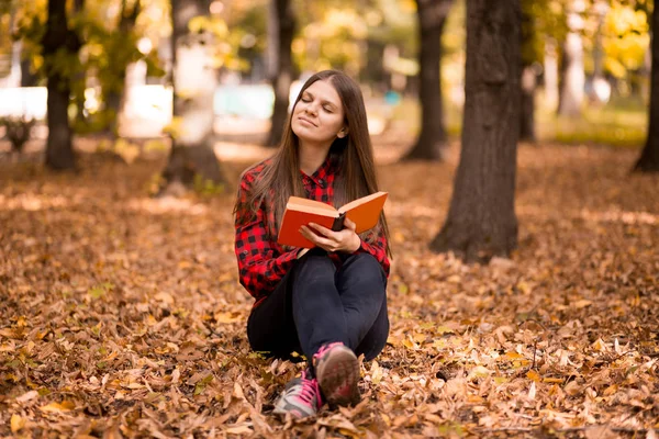 Hermosa Chica Libro Lectura Otoño Parque Chica Leyendo Libro —  Fotos de Stock