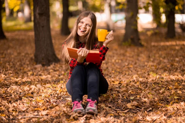 Kobieta Jesień Park Posiada Książki Kubek Gorącego Napoju Ręce — Zdjęcie stockowe