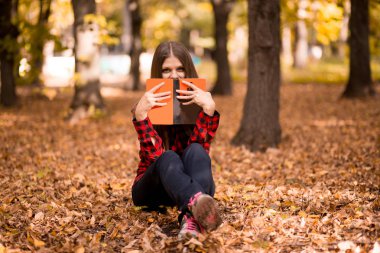 Sonbahar park boo okuma güzel kız