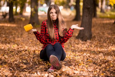 Genç kadın parkta sıcak çay içmek