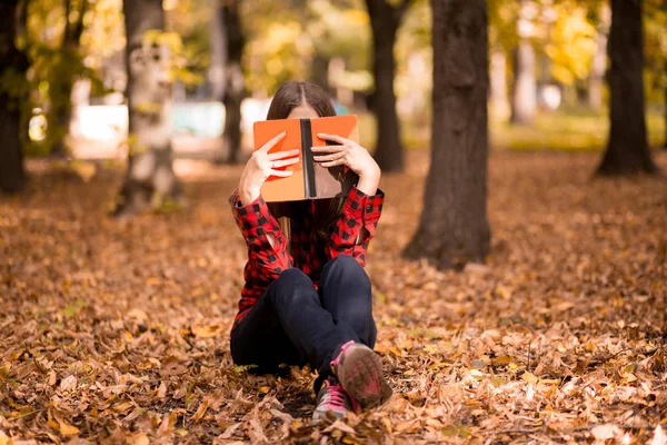 Piękna Dziewczyna Jesienny Park Czytanie Boo — Zdjęcie stockowe