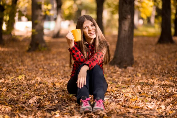 Młoda Kobieta Pić Gorącą Herbatę Parku — Zdjęcie stockowe