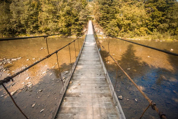 Ponte Suspensão Vista Paisagem Ponte Suspensão Madeira Longa Acima Rio — Fotografia de Stock