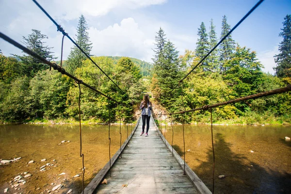 Touristin Spaziert Über Lange Holzhängebrücke Über Fluss — Stockfoto
