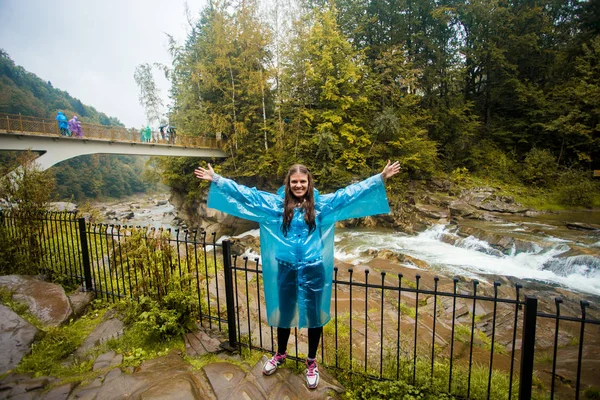 Lycklig Kvinna Som Står Med Armarna Utsträckta Regn — Stockfoto