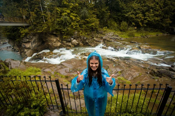 Ung Flicka Blå Regnrock Står Regnet — Stockfoto