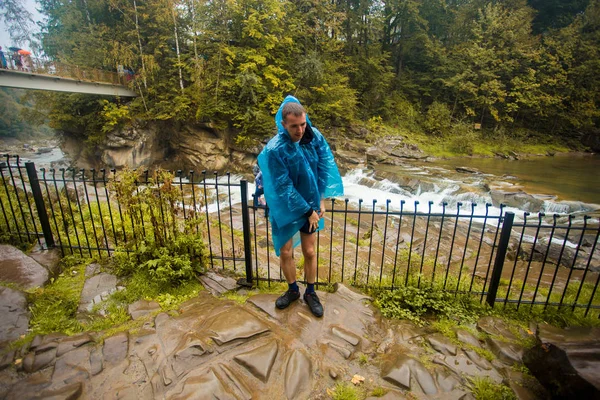 Ung Man Blå Regnrock Står Regnet — Stockfoto