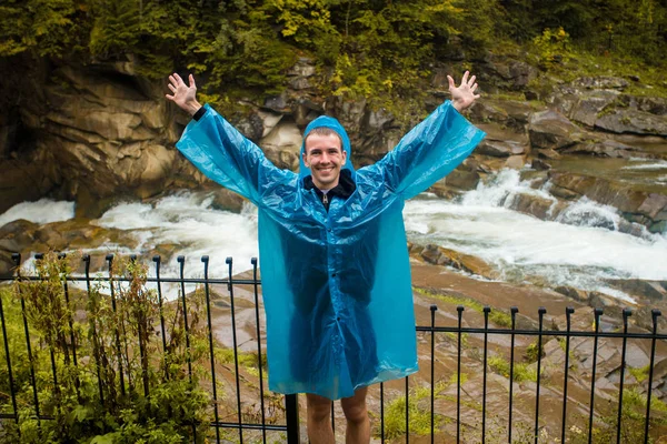 Lycklig Man Står Med Armarna Utsträckta Regn — Stockfoto