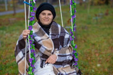 Sonbahar hızıyla battaniye otur kaplı çekici orta yaşlı kadın